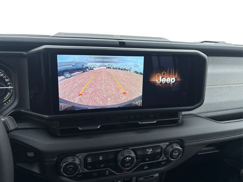 Used 2025 Jeep Wrangler Unlimited Sahara image 24