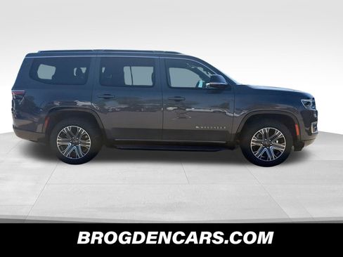 Used 2025 Jeep Wagoneer 4WD image 2