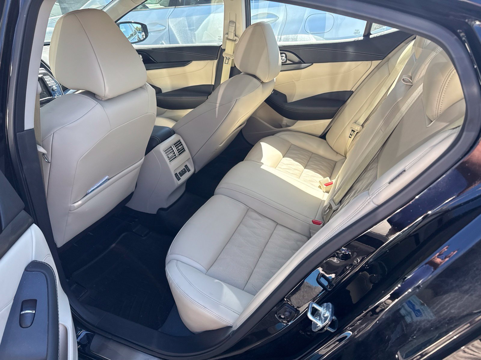 Used 2023 Nissan Maxima Platinum w/ Sport Mat Group FWD image 4
