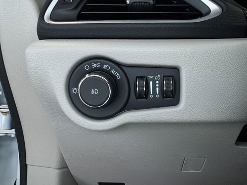 Used 2024 Chrysler Pacifica Touring-L FWD image 18