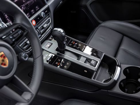 Certified 2026 Porsche Macan AWD/4WD image 38