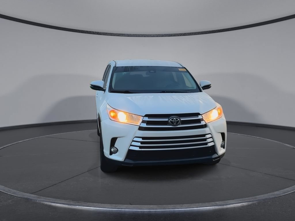 Used 2017 Toyota Highlander Plus FWD image 3