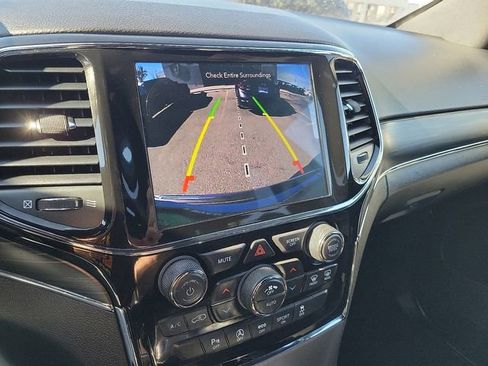 Used 2020 Jeep Grand Cherokee Limited image 16