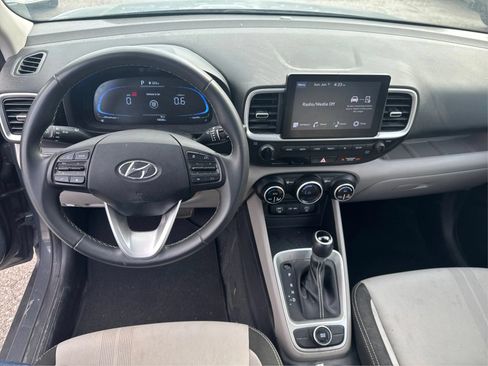 Used 2025 Hyundai Venue SEL FWD image 18