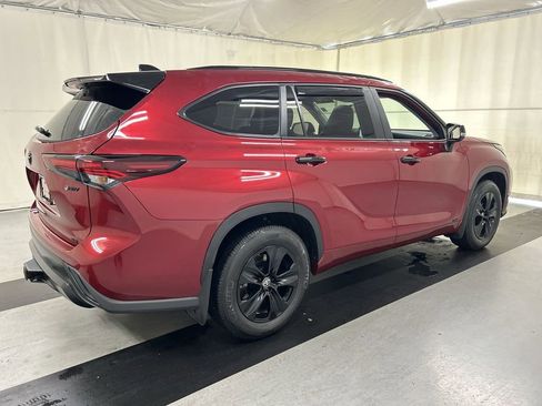 Used 2025 Toyota Highlander XLE image 2