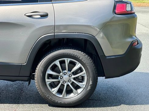 Used 2020 Jeep Cherokee Latitude Plus w/ Comfort/Convenience Group AWD/4WD image 39