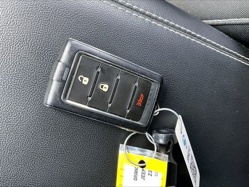 Used 2023 Jeep Grand Cherokee Laredo RWD image 15