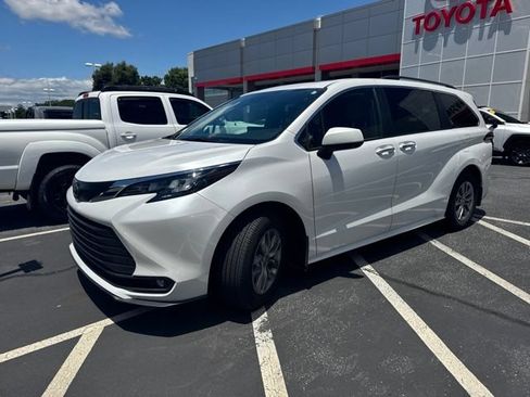 Used 2026 Toyota Sienna XLE FWD image 2
