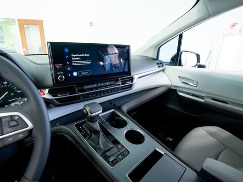 Used 2025 Toyota Sienna XLE FWD image 38