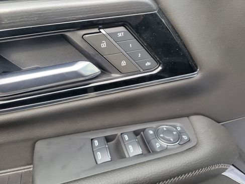 Used 2025 GMC Yukon XL Denali w/ Denali Reserve Package image 10