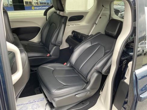 Used 2024 Chrysler Pacifica Limited FWD image 23