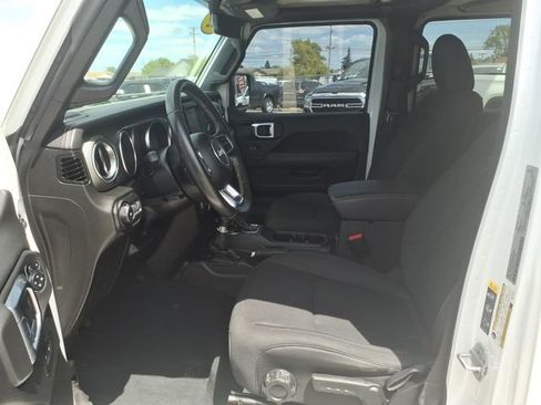 Used 2022 Jeep Wrangler Unlimited Sahara AWD/4WD image 18