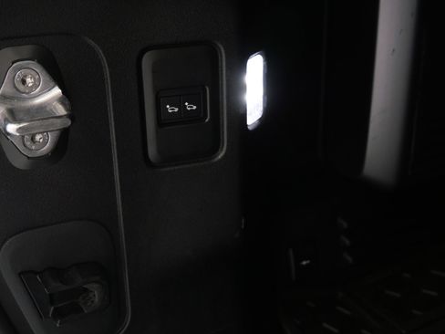 Used 2020 Land Rover Defender 110 First Edition image 29