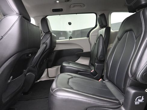 Used 2024 Chrysler Pacifica Touring-L FWD image 15