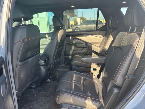 Used 2025 Honda Pilot TrailSport image 10