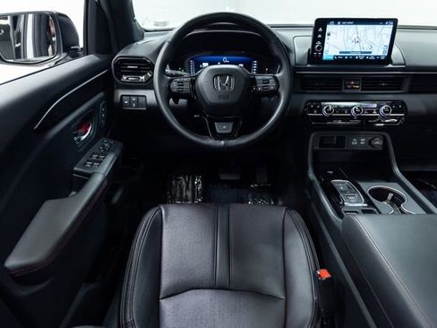 Used 2025 Honda Pilot Black Edition image 3