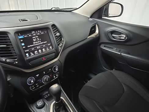 Used 2016 Jeep Cherokee Latitude w/ Cold Weather Group AWD/4WD image 25