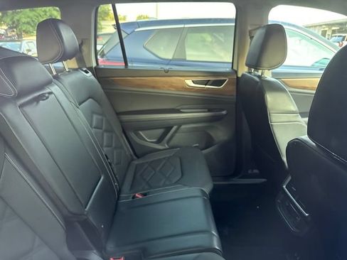 Used 2025 Volkswagen Atlas SE FWD image 4