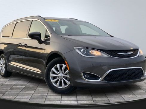 Used 2019 Chrysler Pacifica Touring-L image 3