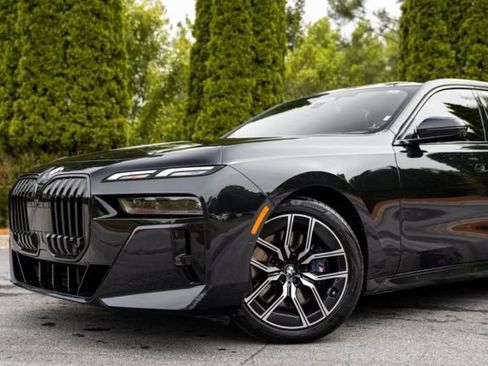 Used 2023 BMW 740i w/ Luxury Rear Seating Package RWD image 3
