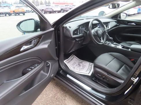 Used 2019 Buick Regal Essence w/ Driver Confidence Package I image 18