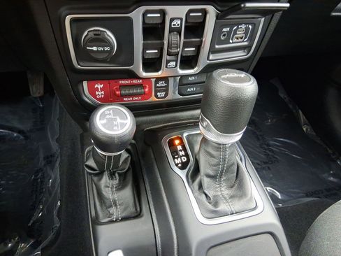 Used 2025 Jeep Gladiator Rubicon w/ Technology Group AWD/4WD image 18