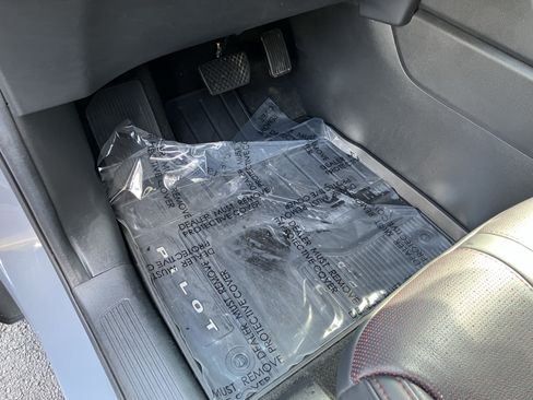 Certified 2025 Honda Pilot Black Edition image 18