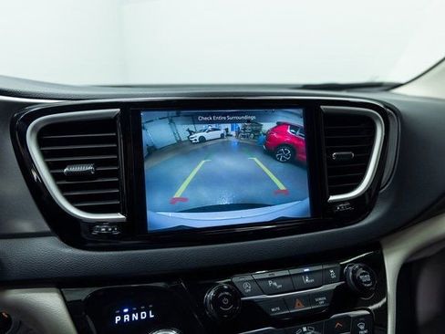 Used 2024 Chrysler Pacifica Touring-L image 17