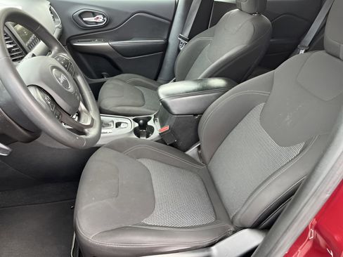 Used 2019 Jeep Cherokee Latitude w/ Popular Appearance Group FWD image 19