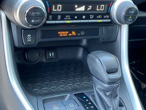 Used 2019 Toyota RAV4 XLE w/ Carpet Mat Package AWD/4WD image 26