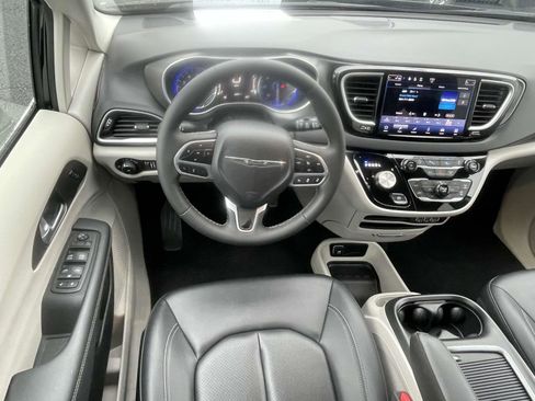 Certified 2024 Chrysler Pacifica Touring-L image 11