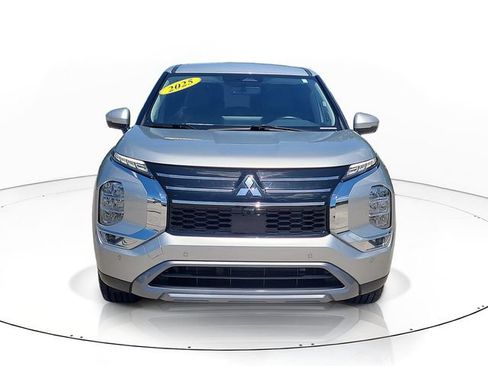 Used 2025 Mitsubishi Outlander SE FWD image 2