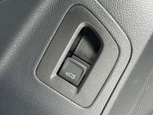 Used 2022 Volkswagen Atlas Cross Sport SE w/ Panoramic Sunroof Package image 19