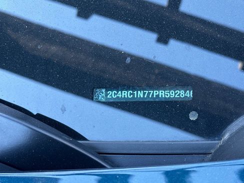 Used 2023 Chrysler Pacifica Pinnacle image 7