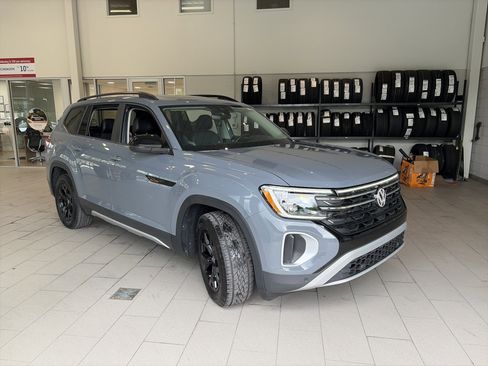 Used 2024 Volkswagen Atlas Peak Edition SE AWD/4WD image 3