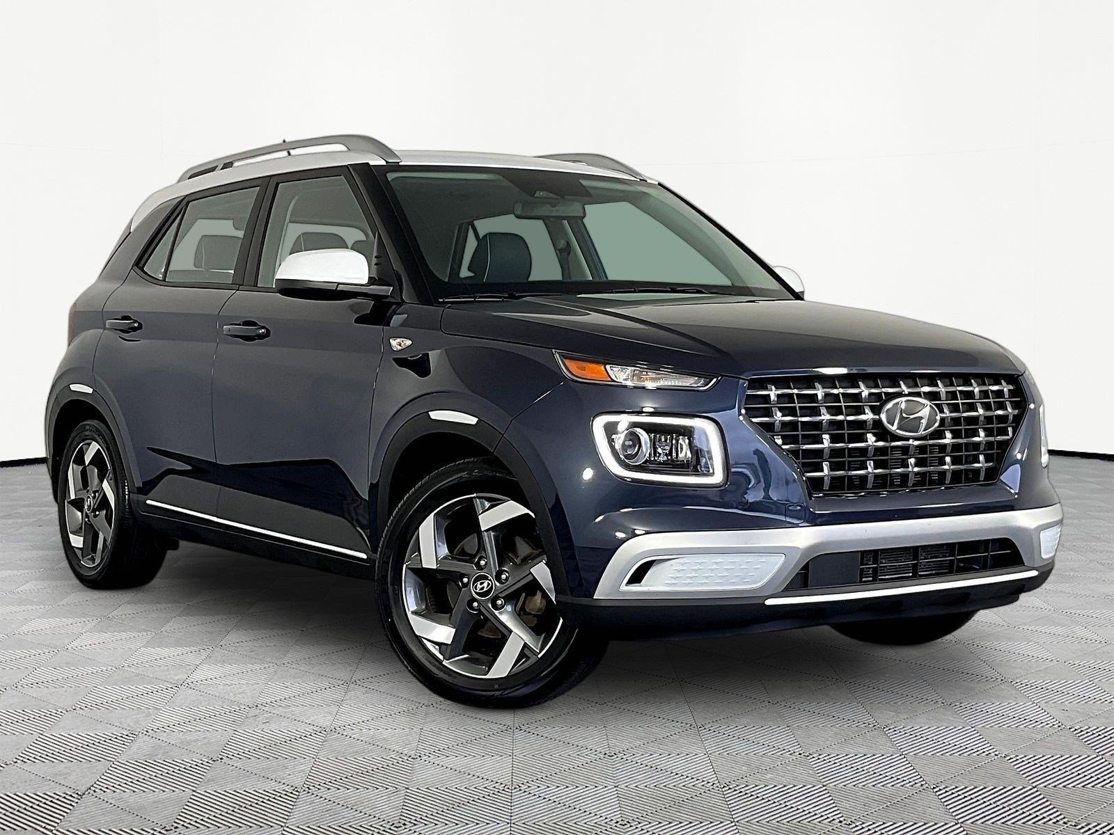 Used 2023 Hyundai Venue Limited FWD image 3
