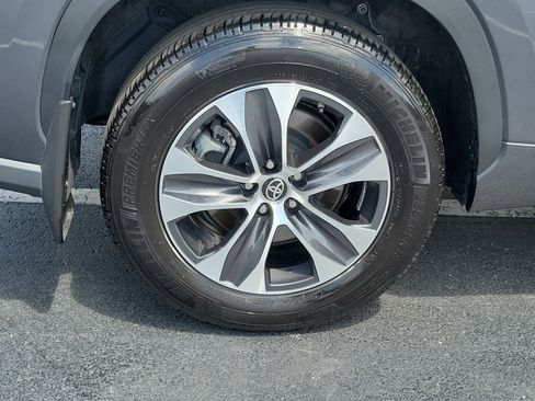Certified 2025 Toyota Highlander XLE AWD/4WD image 6