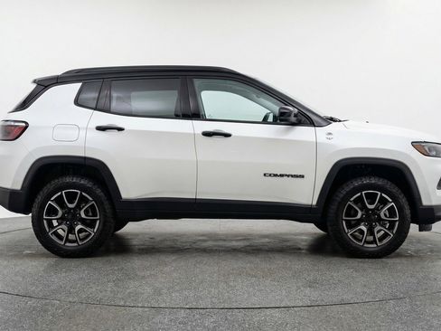 Used 2025 Jeep Compass Trailhawk image 11