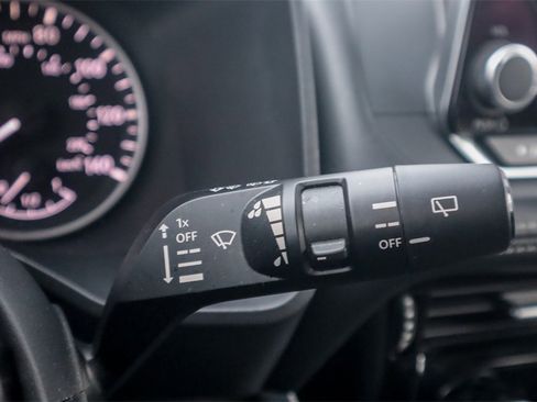 Used 2022 Nissan Rogue SV w/ SV Premium Package image 16