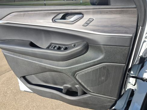 Used 2025 Jeep Grand Cherokee L Limited w/ Luxury Tech Group II image 11