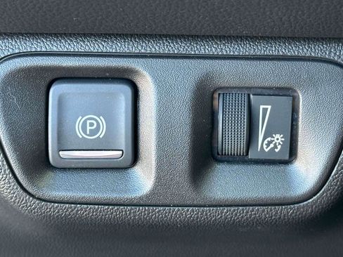 Used 2023 GMC Acadia SLT w/ Elevation Edition image 18