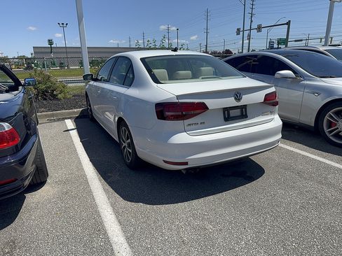 Used 2017 Volkswagen Jetta SE FWD image 2