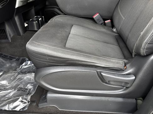 Used 2019 Nissan Titan SV image 31