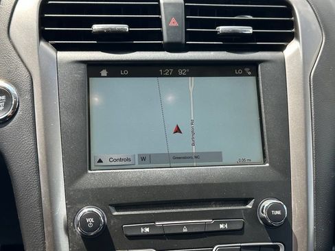 Used 2018 Ford Fusion SE w/ Fusion SE Technology Package FWD image 6