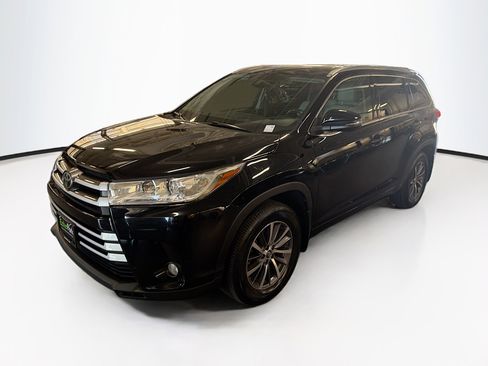 Used 2017 Toyota Highlander XLE w/ Carpet Mat Package AWD/4WD image 3