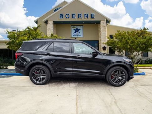 Used 2025 Ford Explorer ST-Line w/ ST-Line Street Pack AWD/4WD image 6