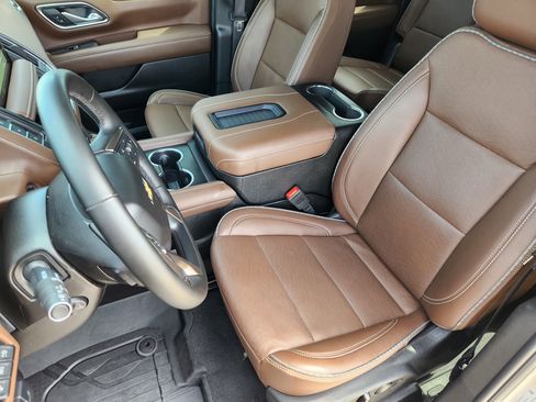 Used 2024 Chevrolet Suburban High Country AWD/4WD image 13