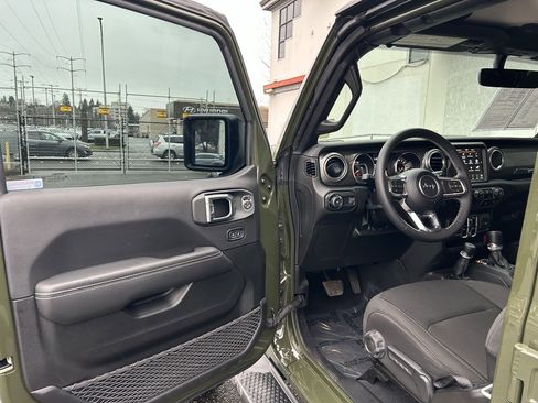 Used 2023 Jeep Wrangler Sahara image 9