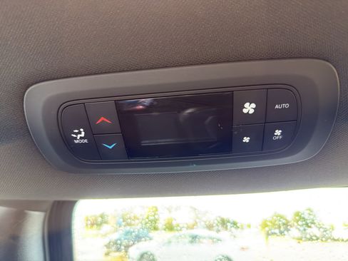 Used 2025 Chrysler Pacifica Select FWD image 34