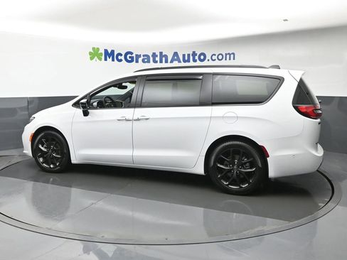 Used 2025 Chrysler Pacifica Limited FWD image 23
